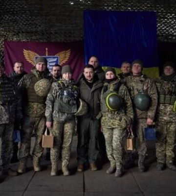 Зеленський зустрівся з українськими військовими на Донбасі та вручив їм державні нагороди. ФОТОрепортаж