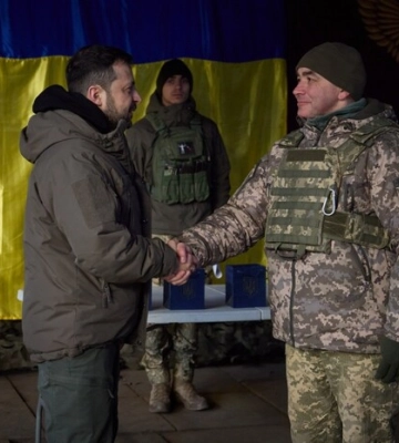 &quot;Сьогодні час ЗСУ&quot;: Зеленський на передовій нагородив захисників