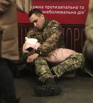 Фото, що облетіло світ: військовий із дитиною ховаються від ракетних обстрілів