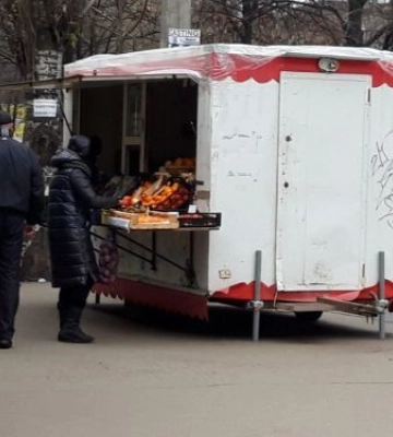 З центру Запоріжжя прибрали незаконні торгові причепи - фото