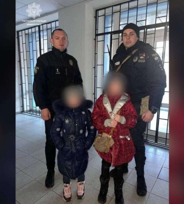 Перепутали маршрутку: в Днепре маленькие девочки потерялись в городе (Фото)