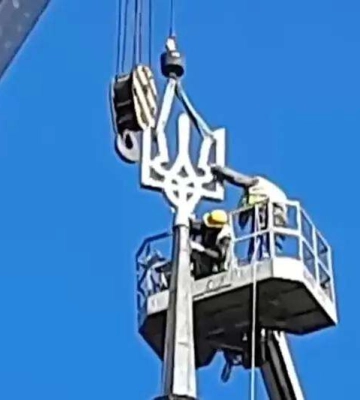У Дніпрі мешканці багатоповерхівки, в яку влучила ворожа ракета, наполягли, щоб радянську зікру на будинку змінили на тризуб