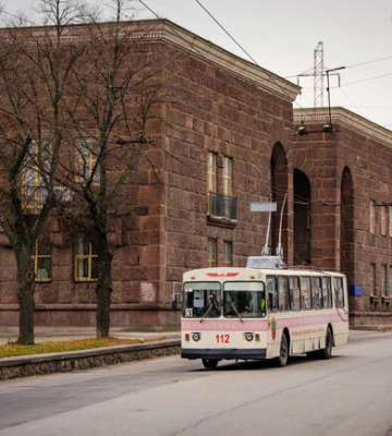 Більшість великих міст не зупиняють громадський транспорт під час тривог