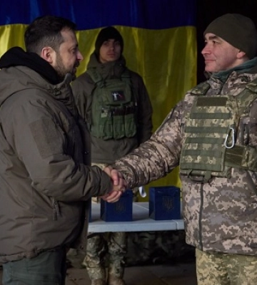 Ви є форпостом нашої незалежності: Зеленський зустрівся з бійцями на Донбасі та привітав із Днем ЗСУ