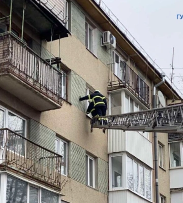 Не виходила на зв&#039;язок: у Луцьку з квартири врятували жінку