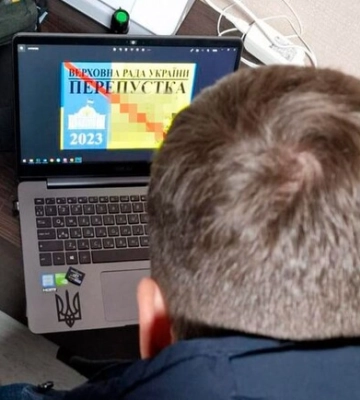 Спецперепустка за $500: СБУ ліквідувала схему продажу фальшивих документів 
