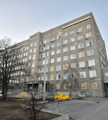 У Харкові ремонтують зруйновану російськими обстрілами лікарню