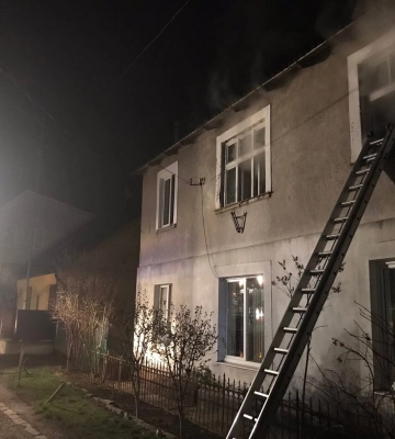 В Хусті пожежник виніс з палаючого будинку жінку
