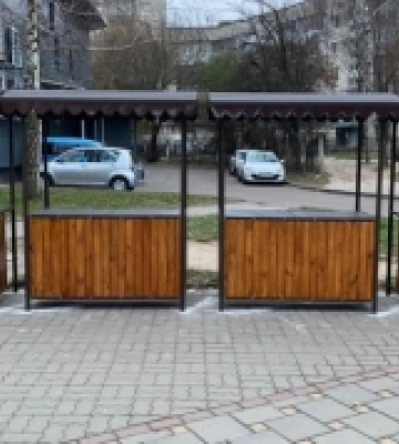 У Луцьку встановили ятки, аби пенсіонери могли продавати власну продукцію