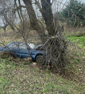 57-річний водій Mercedes злетів з траси біля Львова і загинув