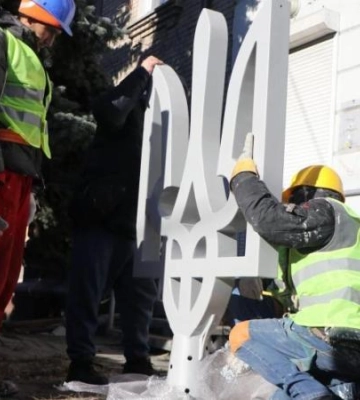 Замість зірки — український тризуб: у Дніпрі продовжують позбавлятися радянської спадщини