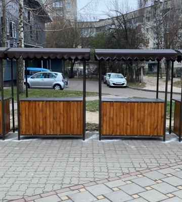 На проспекті Соборності в Луцьку встановили ятки для торгівлі городиною. Фото