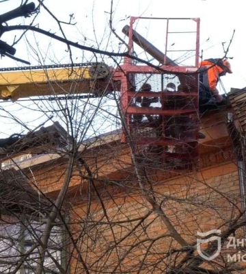 Комунальники Дніпра закінчують відновлювати будинки, які постраждали від ракетного удару 17 листопада