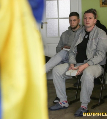 «Ви – наші супергерої, ми завжди вам дякуватимемо»: у військовому госпіталі в Луцьку концертом привітали військових. Фото