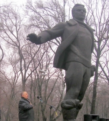 «Нехай поки постоять там». У Дніпрі пам’ятники Пушкіну, Ломоносову та Горькому перенесуть на територію підприємства Зооконтроль