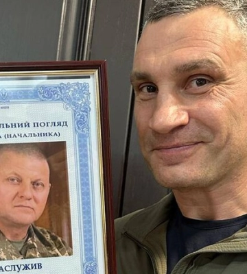 Віталій Кличко отримав подарунок від Валерія Залужного: ним став заохочувальний погляд, фото