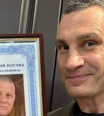 Віталій Кличко отримав подарунок від Валерія Залужного: ним став заохочувальний погляд, фото