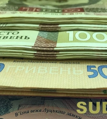 Виписав премію собі та дружині: суд покарав керівника медзакладу