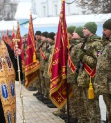 У Свято-Михайлівському освятили бойові знамена для захисників