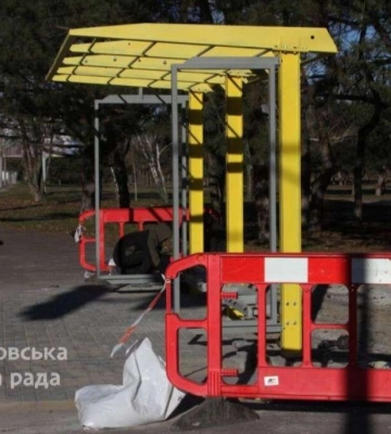 У Дніпрі попри труднощі воєнного стану облаштовують зупиночні комплекси 