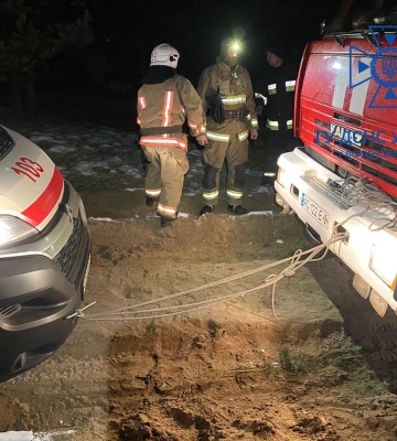 На Волині застрягла швидка, що їхала до хворого: витягали рятувальники