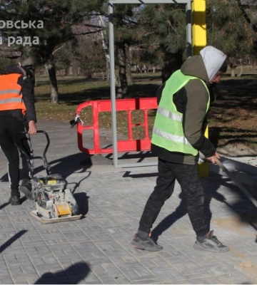 У Дніпрі попри труднощі воєнного стану облаштовують зупинкові комплекси