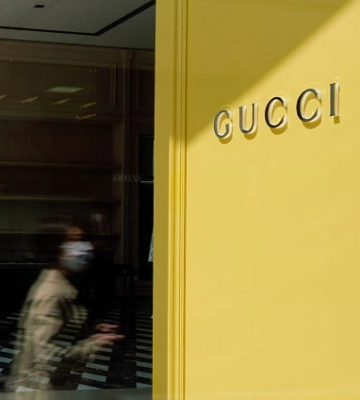 Комунальники &quot;на стилі&quot;: у Харкові двірники носять одяг від Gucci, який передали з Італії