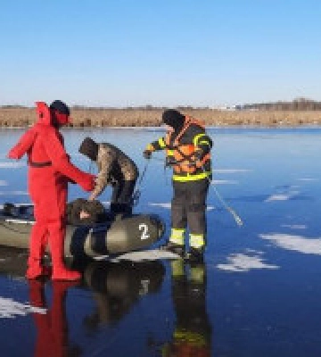 На Київщині рятувальники зняли з крижини п’яного чоловіка 