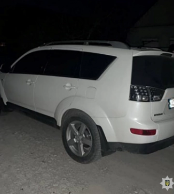 У Запоріжжі потенційний покупець автівки, погрожуючи пістолетом, відібрав машину в продавця
