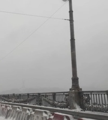 У Києві поліцейські затримали чоловіка за пограбування жінки на зупинці громадського транспорту