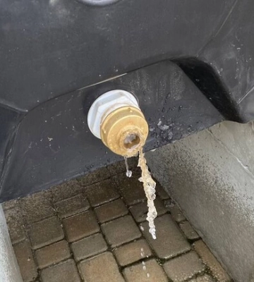 У Дніпрі люди зіпсували діжки з технічної водою на випадок відключення