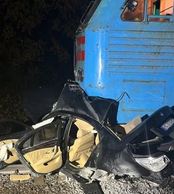 Зіткнення легковика та локомотива біля Львова: двоє загиблих і двоє травмованих