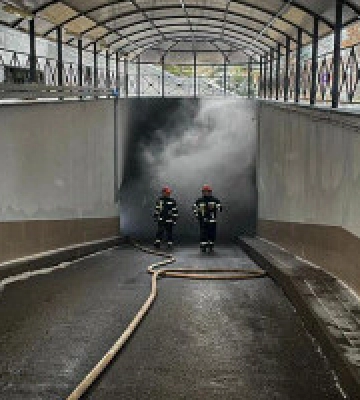 На столичних Новопечерських Липках рятувальники ліквідували пожежу в підземному паркінгу 