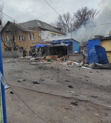 росія обстріляла центральні площі двох міст на Донбасі, є багато загиблих (, )