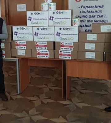 У Луцьку батькам дітей роздають допомогу від американських благодійників 