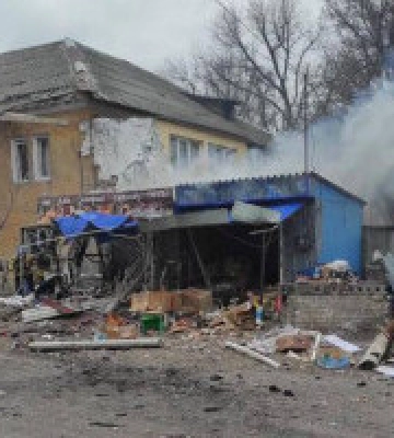 Внаслідок ворожого обстрілу Курахового на Донеччині 8 людей загинули, ще 5 поранені (фото, відео)