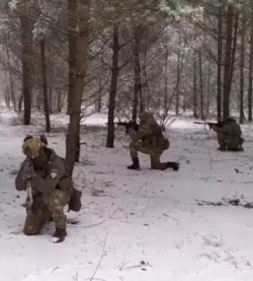 Бійці Волинської тероборони показали, як патрулюють кордон в засніжених лісах (відео)