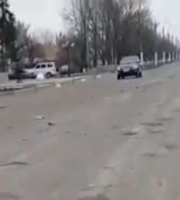 Под Мелитополем рашисты гоняют военную технику, уничтожая дороги (видео)