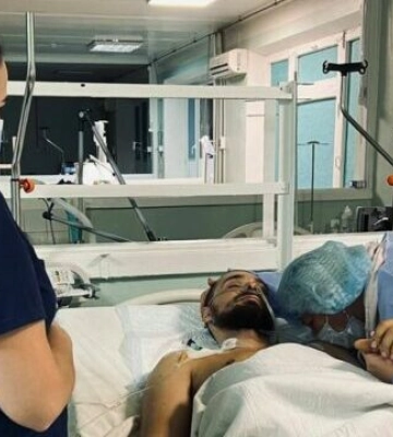 Сердце матери через океан почувствовало беду: она примчалась в Днепр, где спасают ее раненого сына