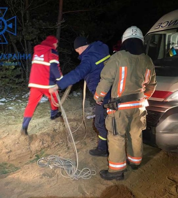 Витягали рятувальники: На Волині «швидка» застрягла у багнюці (ФОТО)