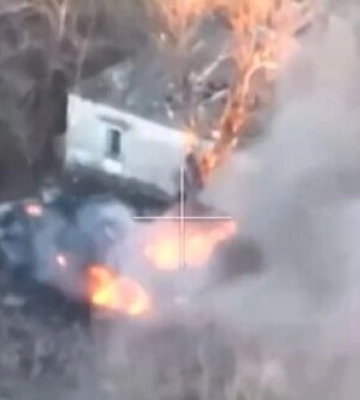 Пряме влучання у ворожий БТР. ВIДЕО безпілотника