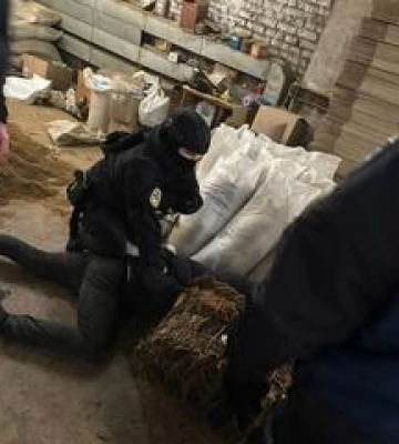 На Полтавщині у підпільному цеху знайшли двадцять тонн тютюну