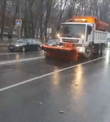 У Дніпрі через ожеледицю ускладнено рух транспорту. Що відомо?