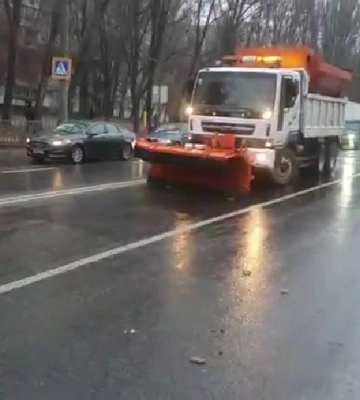 Ожеледиця ускладнила рух в Дніпрі: ДСНС повідомляють про небезпеку