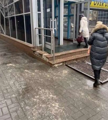 Работают с самого утра: в Днепре коммунальщики обрабатывают дороги
