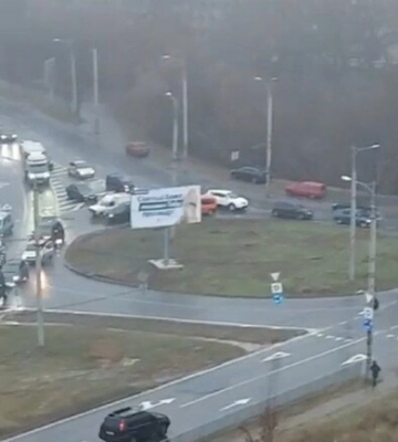 Работают с самого утра: в Днепре коммунальщики обрабатывают дороги