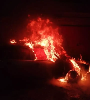 У Дніпрі на Автотранспортній вогонь охопив припаркований легковик
