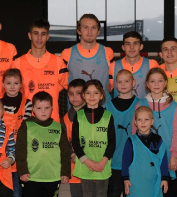 Футболісти «Шахтаря» зустрілися з дітлахами із Shelter Centre у Львові