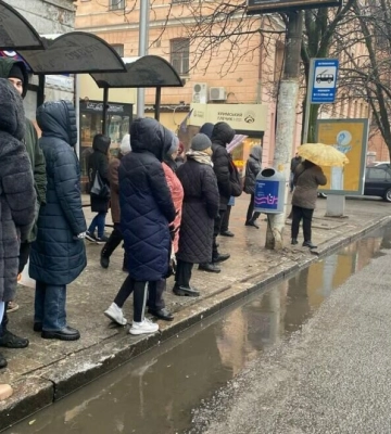 У Дніпрі утворилися черги на зупинках громадського транспорту (Фото/Відео)