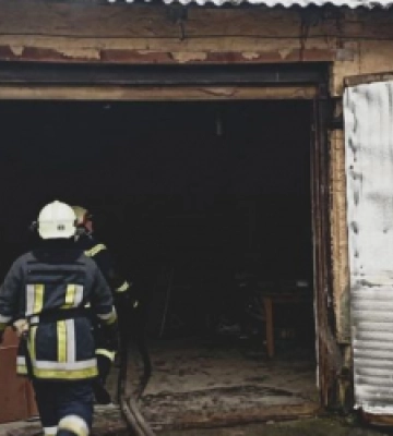 У Городку рятувальники ліквідували пожежу в господарській будівлі